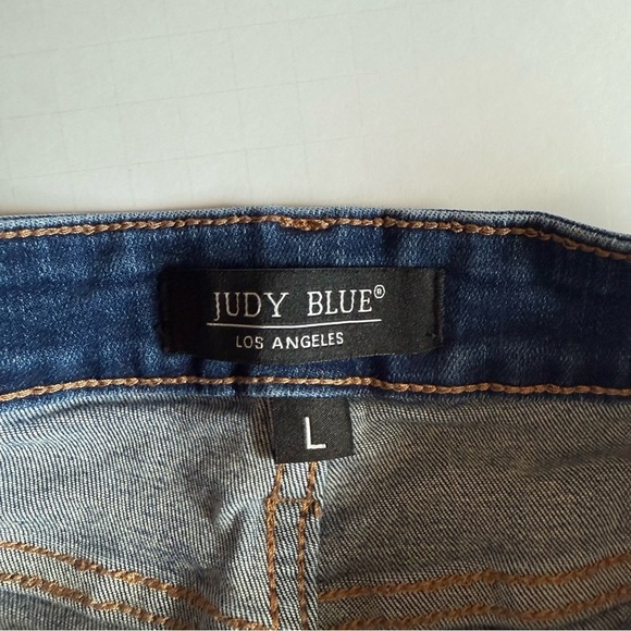 Judy Blue Mid Rise Cuffed Hem Med Wash Denim Shorts Large - Picture 3 of 7
